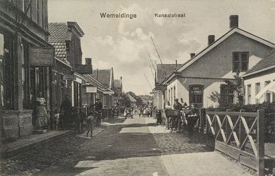 5829 Wemeldinge Kanaalstraat. Gezicht op de Kanaalstraat in Wemeldinge, met links vooraan Café De Schelde van uitbater ...