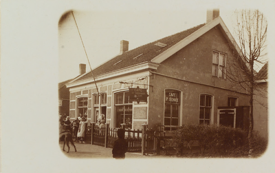 5839 Gezicht op Café De Scheepvaart van Pieternella Sonke aan de Wilhelminastraat in Wemeldinge