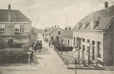 5841 Wilhelminastraat, Wemeldinge. Gezicht op de Wilhelminastraat in Wemeldinge, met links Café De Schelde van P. Verschure