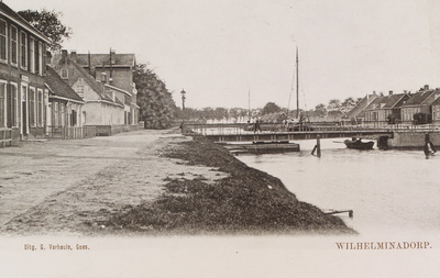 5872 Wilhelminadorp. Gezicht op Wilhelminadorp nabij de brug over het Goese havenkanaal