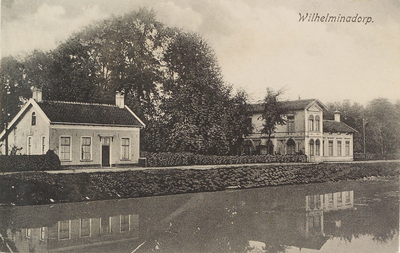 5873 Wilhelminadorp. Gezicht op twee vrijstaande woonhuizen aan het Goese havenkanaal in Wilhelminadorp