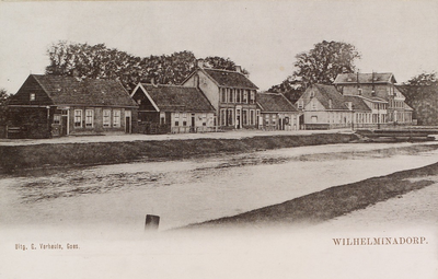 5878 Wilhelminadorp. Gezicht op huizen aan het Goese havenkanaal in Wilhelminadorp