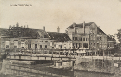 5879 Wilhelminadorp. Gezicht op de brug over het Goese havenkanaal, met daarachter huizen langs het kanaal
