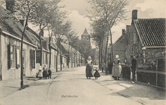 588 Meliskerke. Poserende inwoners in een straat te Meliskerke met op de achtergrond de Ned. Herv. kerk
