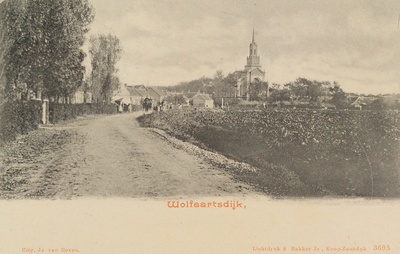 5885 Wolfaartsdijk,. Gezicht op de Papeweg in Wolphaartsdijk, met op de achtergrond de Nederlandse Hervormde kerk