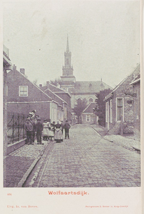 5886 Wolfaartsdijk. Gezicht op de Dorpsstraat in Wolphaartsdijk, met op de achtergrond de Nederlandse Hervormde kerk
