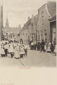 5887 Wolfaartsdijk. Gezicht op de Dorpsstraat in Wolphaartsdijk, met op de achtergrond de Nederlandse Hervormde kerk