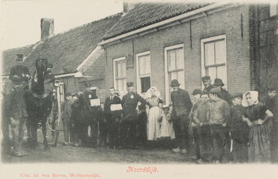 5894 Noorddijk. Gezicht op de Noorddijk in Wolphaartsdijk met een aantal poserende personen onder wie de postbode en ...