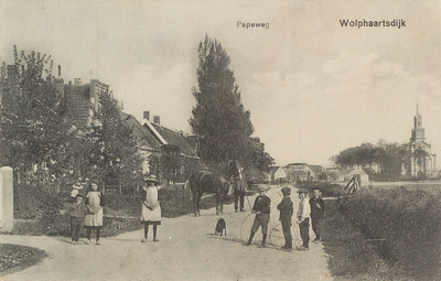 5898 Papeweg Wolphaartsdijk. Gezicht op de Papeweg in Wolphaartsdijk, in de richting van Nederlandse Hervormde kerk
