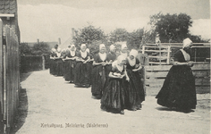 590 Kerkuitgang, Meliskerke (Walcheren). Vrouwen in klederdracht bij het verlaten van een kerk te Meliskerke