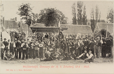 5901 Wolfaartsdijk, Concours der H. B. Schutterij, 12-6 - 1902. Gezicht op een groep handboogschutters tijdens een ...