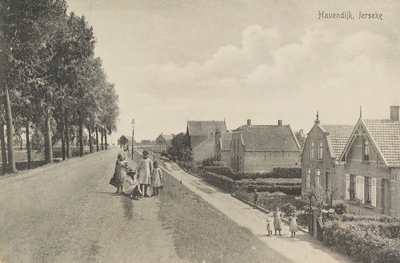 5920 Havendijk, Ierseke. Gezicht op de Varkensdijk richting de Havendijk in Yerseke. Rechts onderaan de dijk ligt de ...