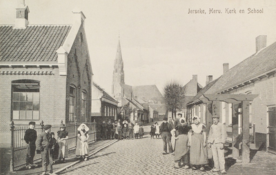 5933 Yerseke, Herv. Kerk en School. Gezicht op de Vierstraat in Yerseke in de richting van de Nederlandse Hervormde ...