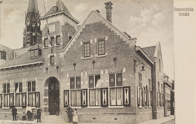 5934 Gemeentehuis Ierseke. Gezicht op het gemeentehuis op de hoek van het Kerkplein en de Paardemarkt in Yerseke, met ...