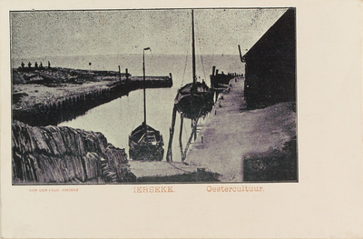5949 Ierseke. Oestercultuur. Gezicht op de haven in Yerseke, met op de voorgrond stapels dakpannen, die bij de dijken ...
