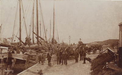 5984 Poserende mannen bij de haven van Colijnsplaat, met aan de kade het schip Maria Elisabeth
