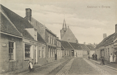 6029 Kaaistraat te Cortgene. Gezicht op de Kaaistraat te Kortgene, met op de achtergrond de Nederlandse Hervormde kerk
