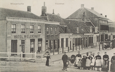 6055 Wissenkerke Voorstraat. Gezicht op de Voorstraat te Wissenkerke (Noord-Beveland)