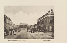 6056 Wissekerke. Voorstraat. Gezicht op de Voorstraat, Noordhelft, van Wissenkerke (Noord-Beveland)