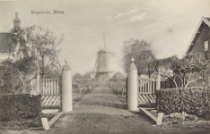 6060 Wissekerke, Molen. Oprit, met toegangshek, naar de molen van Wissenkerke (Noord-Beveland)