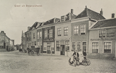 6075 Groet uit Brouwershaven. Gezicht op de Markt te Brouwershaven met het café De Vlasbloem en een café zonder naam, ...