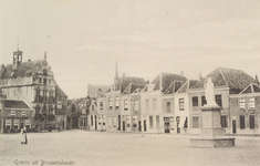 6076 Groet uit Brouwershaven. Gezicht op de Markt te Brouwershaven in de richting van het stadhuis, met rechts het ...