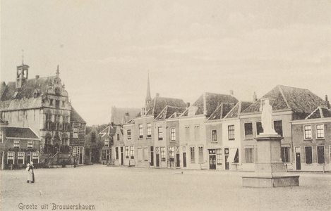 6076 Groet uit Brouwershaven. Gezicht op de Markt te Brouwershaven in de richting van het stadhuis, met rechts het ...