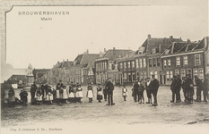 6080 Brouwershaven Markt. Gezicht op de Markt en de Haven zuidzijde te Brouwershaven, met links het (verplaatste) ...