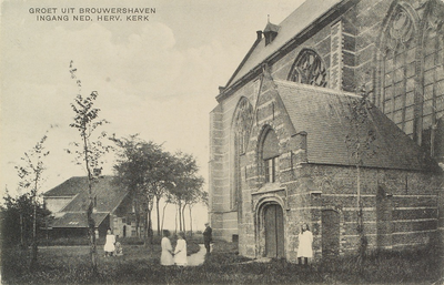 6106 Groet uit Brouwershaven Ingang Ned. Herv. Kerk. Gezicht op de zuidzijde van de Nicolaaskerk te Brouwershaven, met ...