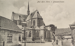 6119 Ned. Herv. Kerk te Brouwershaven. De Nicolaaskerk te Brouwershaven gezien vanaf de Korenmarkt