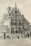 6127 Brouwershaven, Stadhuis. Gezicht op het stadhuis van Brouwershaven vanaf de Markt, met links een bierhuis