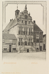 6128 Brouwershaven Stadhuis. Gezicht op het stadhuis van Brouwershaven vanaf de Markt, met links een bierhuis