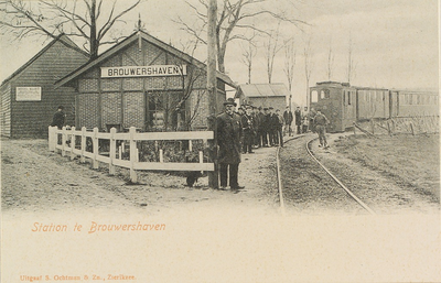 6134 Station te Brouwershaven. Het station Brouwershaven van de Rotterdamsche Tramweg Maatschappij, met rechts een ...
