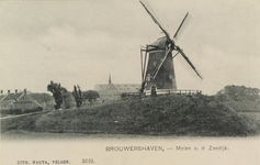 6138 Brouwershaven, - Molen a. d. Zeedijk. Gezicht op molen De Haan op een van de overgebleven bastions van de smalstad ...