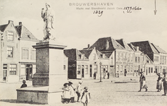6146 Brouwershaven Markt met Standbeeld Jacob Cats. Gezicht op het standbeeld van Jacob Cats in de richting van de ...