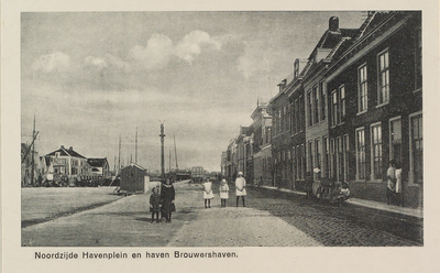 6152 Noordzijde Havenplein en haven Brouwershaven. Gezicht op de Haven zuidzijde, met links het gebouw van het Loodswezen