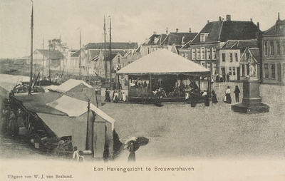 6155 Een Havengezicht te Brouwershaven. Gezicht op de Markt en de Haven zuidzijde te Brouwershaven, met een carrousel ...
