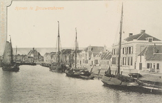 6156 Haven te Brouwershaven. Gezicht op de Haven noordzijde en de Markt te Brouwershaven, met rechts het kantoor van ...