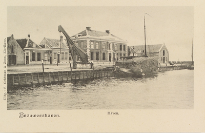 6157 Brouwershaven. Haven. Gezicht op de Haven noordzijde te Brouwershaven, met de kraan, een schip met een lading ...