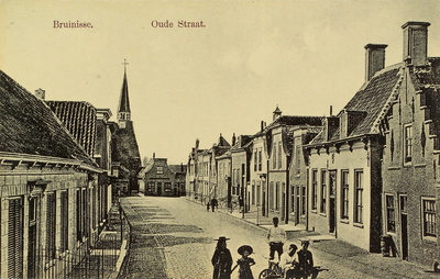6189 Bruinisse. Oude Straat. Gezicht op de Oudestraat te Bruinisse in de richting van de Korte Ring, met rechts (naast ...