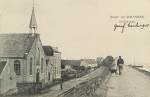 6190 Groet uit Bruinisse. Dijkstraat. Gezicht op de Noorddijk te Bruinisse, met de Gereformeerde kerk en bijbehorende ...