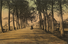 624 Oostkapelle. Een vrouw in klederdracht loopt met een juk door een straat te Oostkapelle