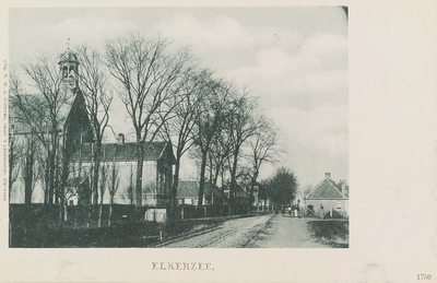 6277 Elkerzee. Gezicht op de Elkerzeeseweg te Elkerzee met links vooraan de Nederlandse Hervormde kerk met pastorie en ...