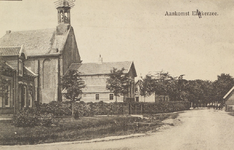 6281 Aankomst Ellekerzee. Gezicht op de Nederlandse Hervormde kerk en bijbehorende pastorie te Elkerzee, met rechts de ...