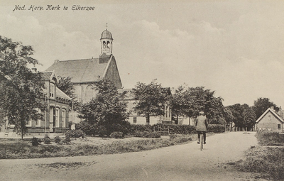6283 Ned. Herv. Kerk te Elkerzee. Gezicht op de Elkerzeeseweg te Elkerzee met de Nederlandse Hervormde kerk en ...