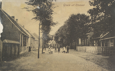 6286 Groete uit Ellemeet. Gezicht op de Dorpsstraat te Ellemeet, met achter de bomen rechts het schoolgebouw