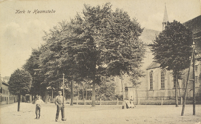 6321 Kerk te Haamstede. Gezicht op de Nederlandse Hervormde kerk te Haamstede, met voor dit gebouw de dorpspomp en ...
