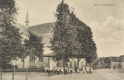 6322 Kerk te Haamstede. Gezicht op de Nederlandse Hervormde kerk te Haamstede, met daarvoor de muziektent en dorpspomp