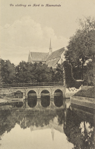 6341 De slotbrug en Kerk te Haamstede. Gezicht op de brug en poort behorend bij Slot Haamstede en de Nederlandse ...