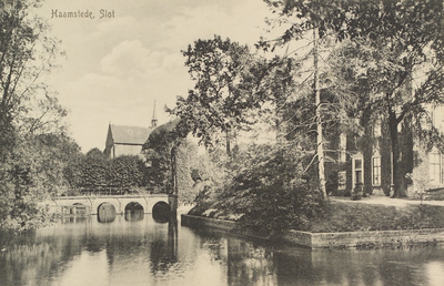 6343 Haamstede, Slot. Gezicht op de 18de-eeuwse Mogge-vleugel, brug en poort van Slot Haamstede te Haamstede, met op de ...